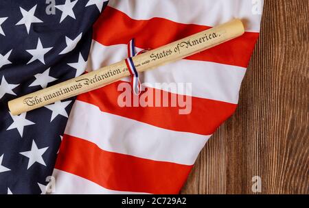 Rouleau de papier sulfurisé avec drapeau américain sur fond en bois. Vacances américaines. Banque D'Images