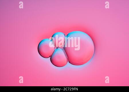 Bulles sur l'eau sur fond rose Banque D'Images