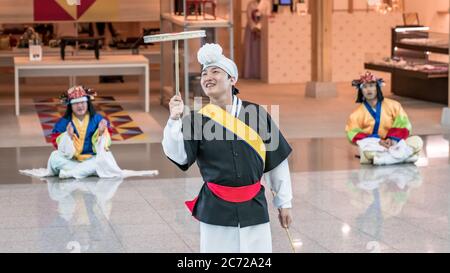 Incheon, Corée - août 2018 : des Coréens non identifiés dansant des danses traditionnelles à l'aéroport international d'incheon de Séoul, Corée du Sud Banque D'Images