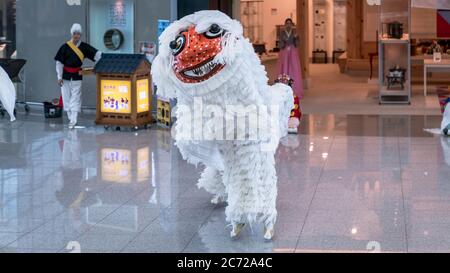 Incheon, Corée du Sud - août 2018 : des Coréens non identifiés dansant des danses traditionnelles à l'aéroport international de Séoul, Corée du Sud Banque D'Images