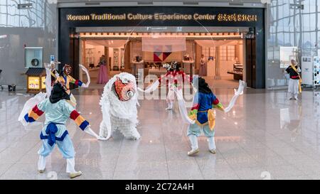 Incheon, Corée - août 2018 : des Coréens non identifiés dansant des danses traditionnelles à l'aéroport international d'incheon de Séoul, Corée du Sud Banque D'Images