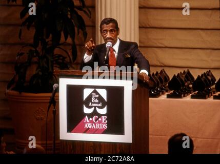 Sammy Davis Jr. Lors de la 8e cérémonie annuelle des Ace Awards pour l'excellence de la télévision par câble. Banque D'Images