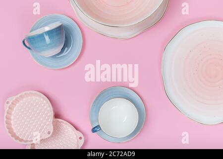 Videz les assiettes et les bols sur fond rose. Vue de dessus avec espace de copie Banque D'Images