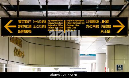 Tokyo, Japon - août 2018 : panneau à la gare de Sinjuku en caractères latins et japonais montrant les sorties Banque D'Images