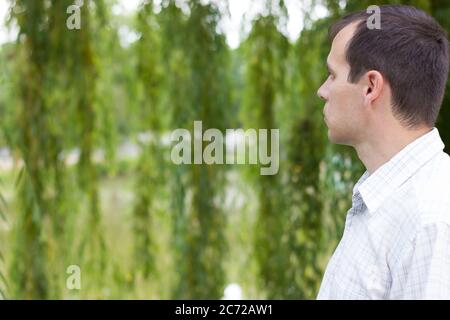 Portrait d'un jeune homme, vue de l'arrière sur la nature Banque D'Images