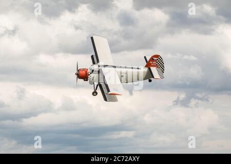 SAVENA, RÉPUBLIQUE TCHÈQUE - 11 JUILLET 2020. Avion russe avec enregistrement tchèque OK-XIG Antonov an-2 volant sur fond de nuages à l'aéroport Sazena en CZE Banque D'Images