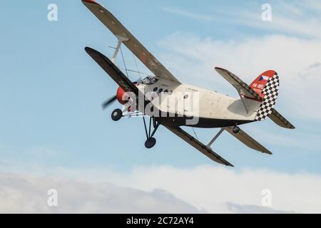 SAVENA, RÉPUBLIQUE TCHÈQUE - 11 JUILLET 2020. Avion russe avec enregistrement tchèque OK-HFL Antonov an-2 volant sur fond de nuages dans l'aéroport Sazena en CZE Banque D'Images