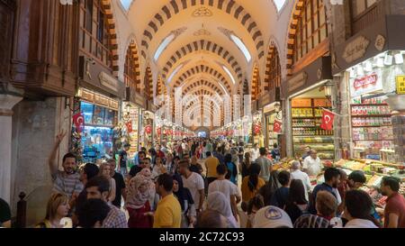 Istanbul, Turquie - septembre 2018: Les gens marchent et font des achats dans le grand bazar, célèbre pour la bijouterie et le tapis turc Banque D'Images