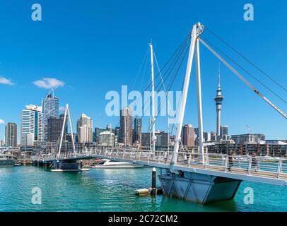 Wynard Crossing passerelle et vue sur le quartier central des affaires depuis le quartier Wynard, Viaduct Harbour, Auckland, Nouvelle-Zélande Banque D'Images