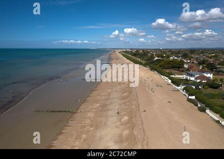 Photo aérienne de la plage de Preston est en regardant vers l'ouest, un jour d'été anglais chaud et ensoleillé. Banque D'Images