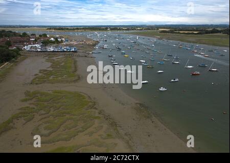 Itchenor vue aérienne un bel emplacement pour les bateaux et les yachts sur une crique sur la côte sud de l'Angleterre. Banque D'Images