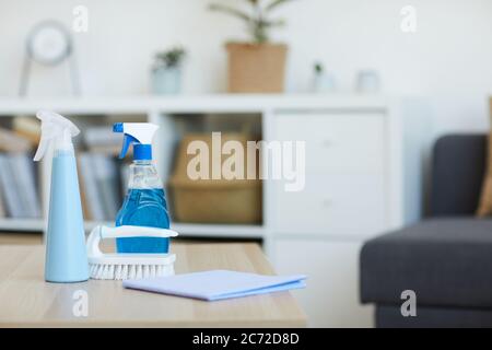 Image des produits de nettoyage sur la table pour la préparation des travaux ménagers Banque D'Images