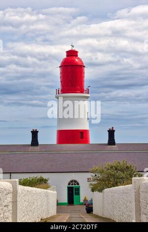 Le phare de Souter sur la côte nord-est de l'Angleterre près de Whitburn, Sunderland, Tyne et Wear. Banque D'Images