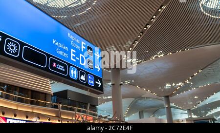 Istanbul, Turquie - juillet 2019 : scène intérieure avec une signalisation montrant les portes d'embarquement de l'aéroport de New Istanbul Banque D'Images