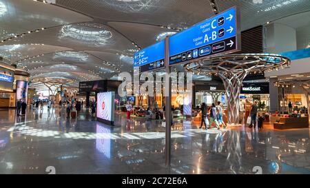 Istanbul, Turquie - juillet 2019 : scène intérieure avec une signalisation montrant les portes d'embarquement de l'aéroport de New Istanbul Banque D'Images