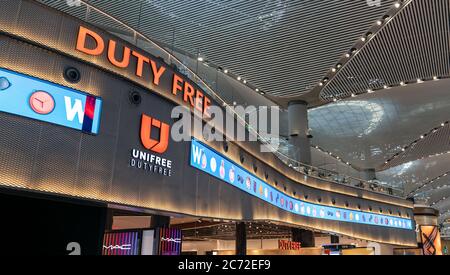 Istanbul, Turquie - juillet 2019 : boutique hors taxes au nouvel aéroport d'Istanbul, à l'intérieur de la zone d'embarquement Banque D'Images