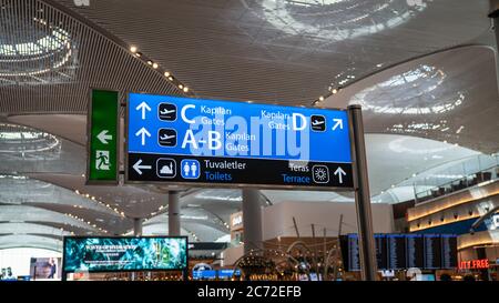 Istanbul, Turquie - juillet 2019 : scène intérieure avec une signalisation montrant les portes d'embarquement de l'aéroport de New Istanbul Banque D'Images