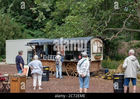 BEELITZ, ALLEMAGNE - 30 JUIN 2020 : distanciation sociale. Les gens du parc veulent acheter de la pizza, des saucisses grillées ou d'autres aliments pour le déjeuner. Très discipliné, Banque D'Images