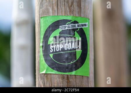 Un autocollant « Stop charbonnier global Waming » sur un poste en bois à Berlin, Allemagne, Europe Banque D'Images