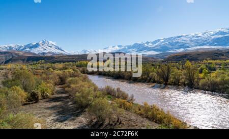 Vue sur une vallée avec des montagnes enneigées et sur la rivière Euphrate près d'Erzincan, Turquie Banque D'Images