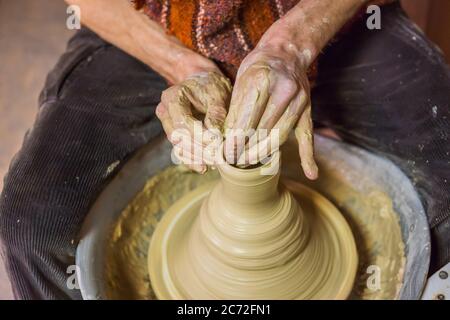 Artisanat, art, fait main, petite entreprise, traditionnel, fabrication et concept d'artisanat. potier professionnel mâle faisant une tasse d'argile sur la poterie Banque D'Images