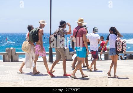 Adolescents espagnols se dirigeant vers la plage en Espagne Banque D'Images