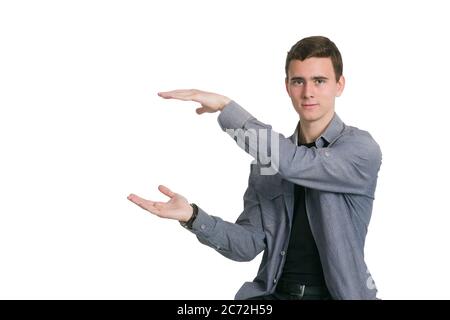 Un jeune homme dans une chemise de Manatee, un t-shirt et un pantalon noirs, isolé sur blanc, tenant un espace vide pour les copies Banque D'Images