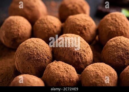 Truffes au chocolat avec poudre de cacao, vue rapprochée. Bonbons au chocolat rond Banque D'Images