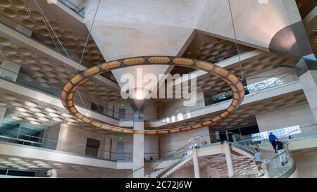 Doha, Qatar - février 2019 : vue intérieure de l'emblématique bâtiment du Musée d'art islamique conçu par l'architecte I. M. PEI. Banque D'Images