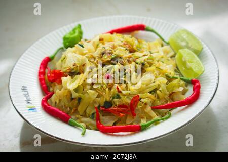 Hachez-vous en gros plan photographiez la cuisine thaïlandaise traditionnelle. Banque D'Images