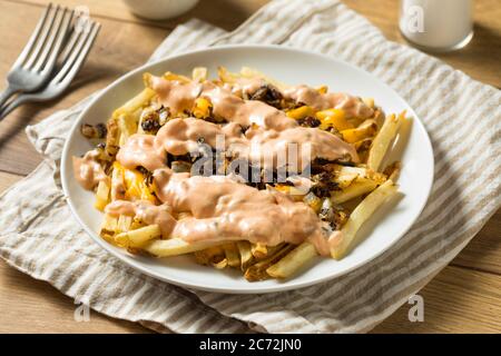 Frites maison au fromage d'animaux frits avec oignons et vinaigrette Banque D'Images