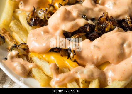 Frites maison au fromage d'animaux frits avec oignons et vinaigrette Banque D'Images