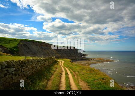 Chemin sur Cleveland Way, Whitby, North Yorkshire Banque D'Images