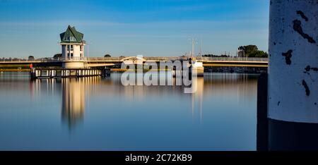 Le pont de levage de Kappeln Schlei a été capturé avec une exposition longue Banque D'Images