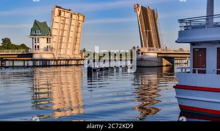 Le pont de levage ouvert à Kappeln Schleswig Holstein, Allemagne Banque D'Images