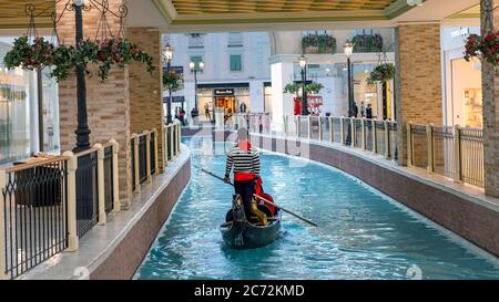 Doha, Qatar - février 2019: Scène intérieure du centre commercial Villaggio à Doha avec de nombreux magasins et magasins Banque D'Images