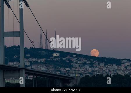 Lever de lune sur la colline Camlica à Istanbul, Turquie Banque D'Images