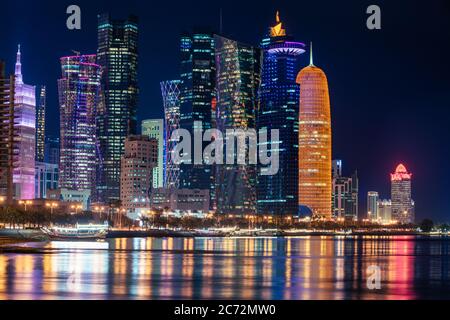 Doha, Qatar - février 2019 : panorama urbain de Doha Qatar avec gratte-ciel la nuit Banque D'Images