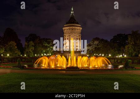 Vue sur la nuit sur le château d'eau historique dans le parc public de Mannheim Banque D'Images