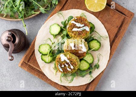 Falafel avec sauce sur pain tortilla. Préparation maison saine de tortilla de falafel Banque D'Images