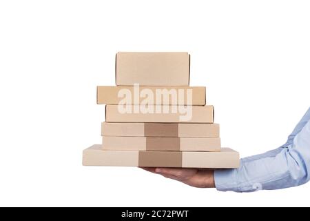 Homme tenant des boîtes en carton isolées sur fond blanc. Expédition de marchandises et de nourriture à la maison Banque D'Images