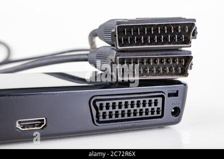 Connecteurs du décodeur TV DVB-T et du CÂBLE EURO. Un appareil pour la réception de la télévision numérique terrestre. Arrière-plan clair. Banque D'Images