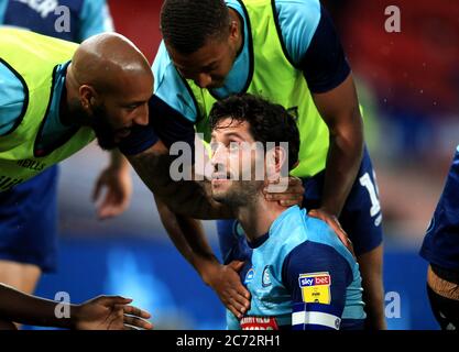 Joe Jacobson de Wycombe Wanderers célèbre avec ses coéquipiers le deuxième but de son équipe à partir de la zone de pénalité lors de la finale de match de la Sky Bet League One au stade Wembley, Londres. Banque D'Images