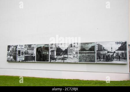 BERLIN, ALLEMAGNE - 11 OCTOBRE 2017 : collage de photos sur le mur de Berlin. Banque D'Images