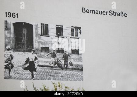 BERLIN, ALLEMAGNE - 11 OCTOBRE 2017 : collage de photos sur le mur de Berlin. Banque D'Images