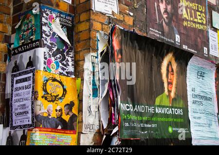 BERLIN, ALLEMAGNE - OCTOBRE 11,2017 : affiches de rue sur le mur Banque D'Images