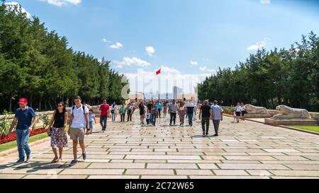 Ankara, Turquie - août 2019 : le peuple turc dans le mausolée d'Anitkabir de Mustafa Kemal Ataturk marchant le long de la route des Lions Banque D'Images