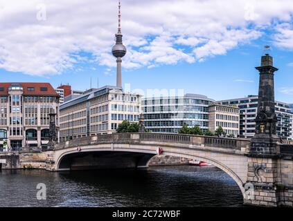 Berlin, Allemagne - 12 juillet 2020 - le Friedrichsbrücke historique avec de vieux bâtiments et la célèbre tour de télévision de Berlin (Berliner Fernsehturm) à l'arrière Banque D'Images