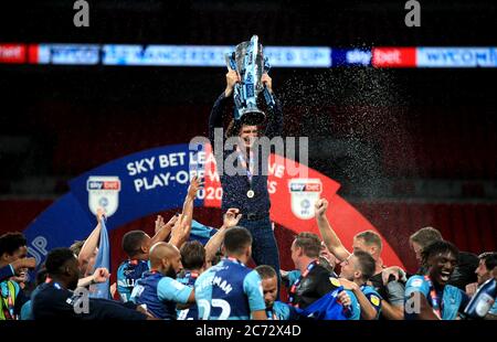 Gareth Ainsworth, le Manager de Wycombe Wanderers (au centre) et son équipe célèbrent le trophée après avoir remporté la finale de la Sky Bet League One au stade Wembley, Londres. Banque D'Images