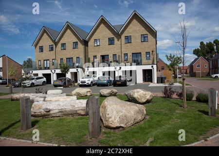 De nouvelles maisons durables attrayantes sur le site phare du gouvernement britannique à long Marston Garden Village développé sur le site de friches industrielles avec espace vert, cyc Banque D'Images